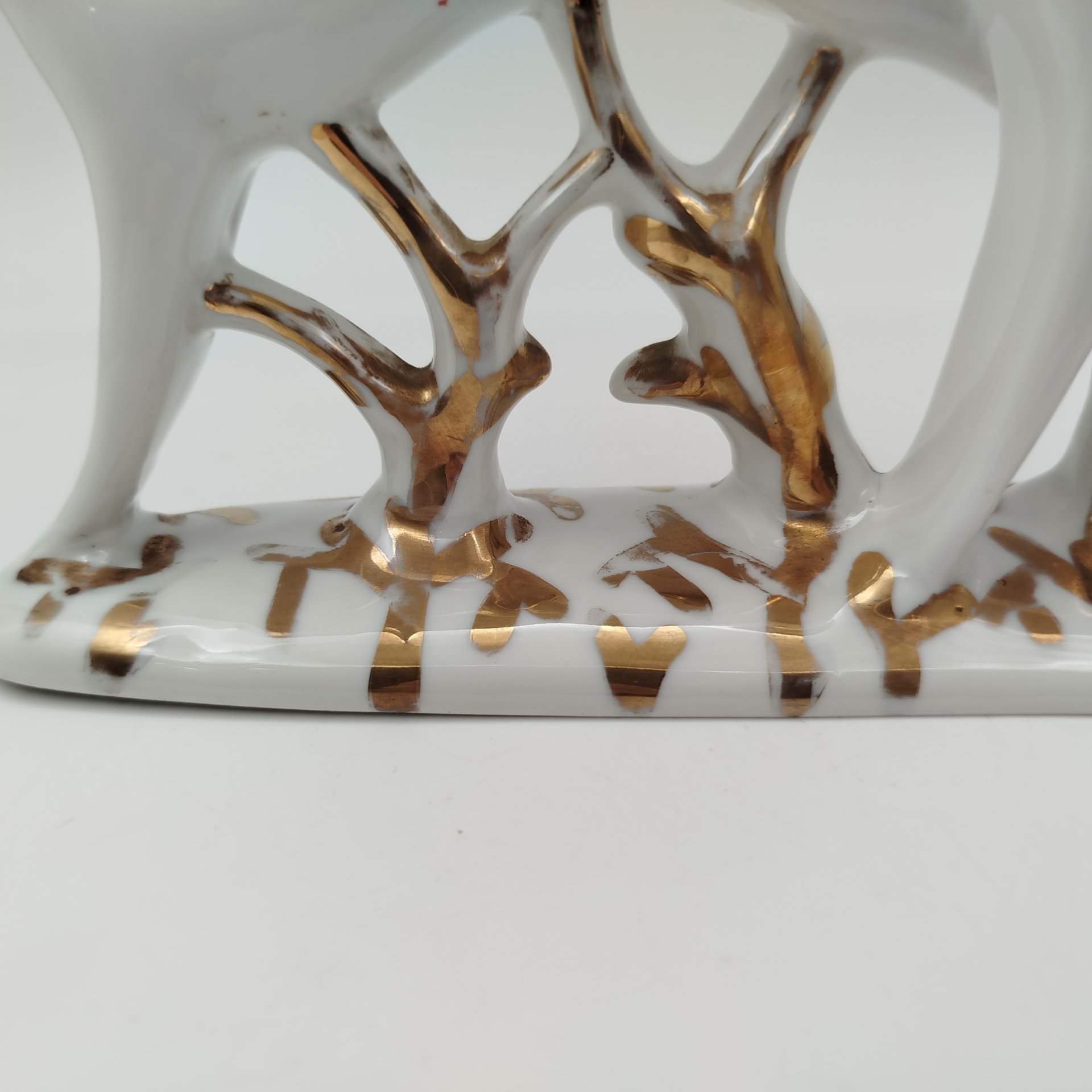 Статуэтка "Бегущие олени", автор С.И. Вайнштейн-Машурина, фарфор, золочение, Дмитровский фарфоровый завод (ДФЗ Вербилки), СССР, 1954-1965 гг.