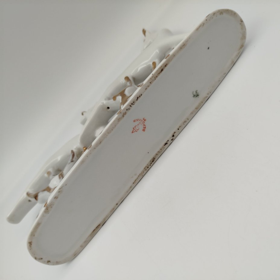 Статуэтка "Бегущие олени", автор С.И. Вайнштейн-Машурина, фарфор, золочение, Дмитровский фарфоровый завод (ДФЗ Вербилки), СССР, 1954-1965 гг.