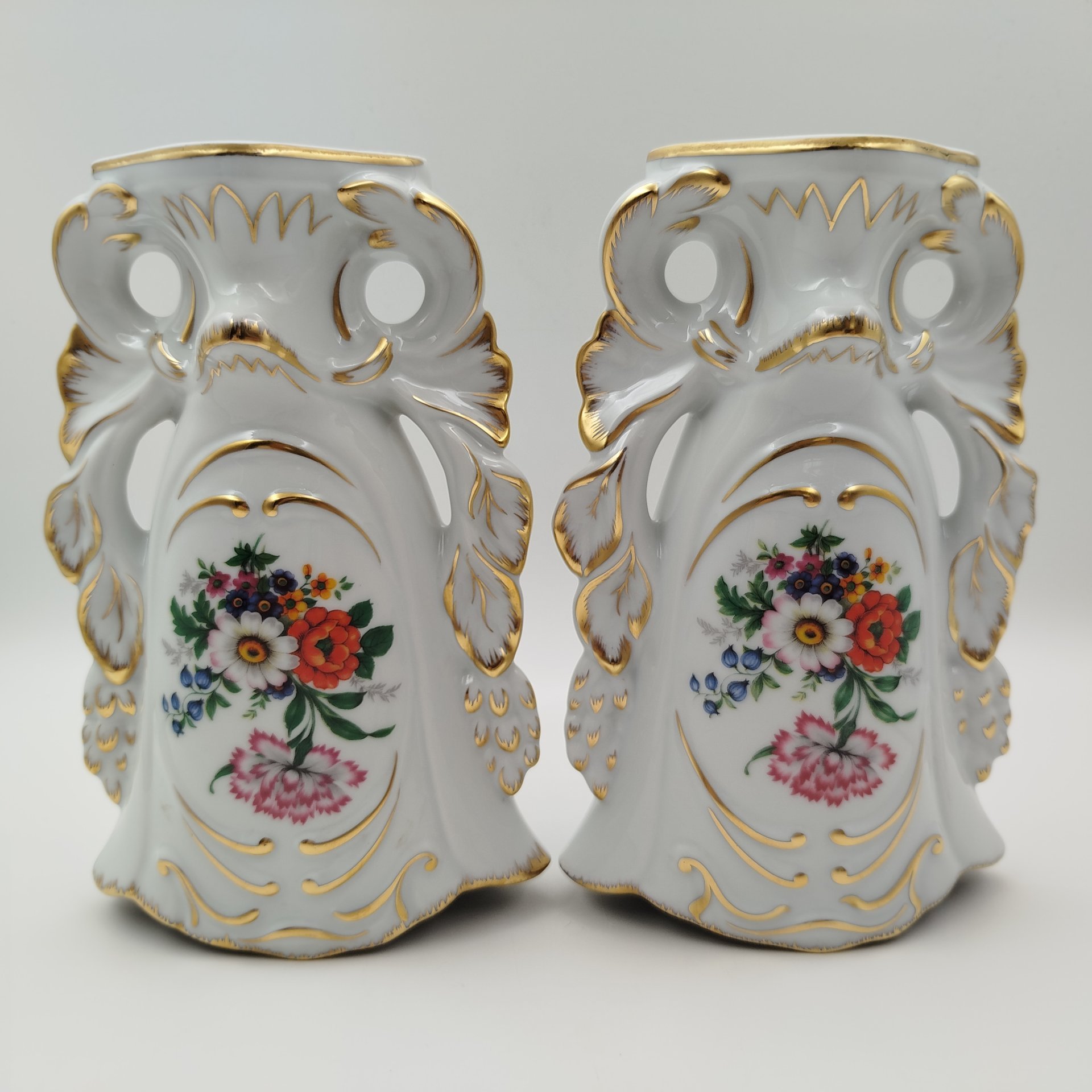 Парные вазы изящной формы с фигурными бортами и цветочным декором Singer Limoges, фарфор, деколь, золочение, Франция, 1950-1974 гг.