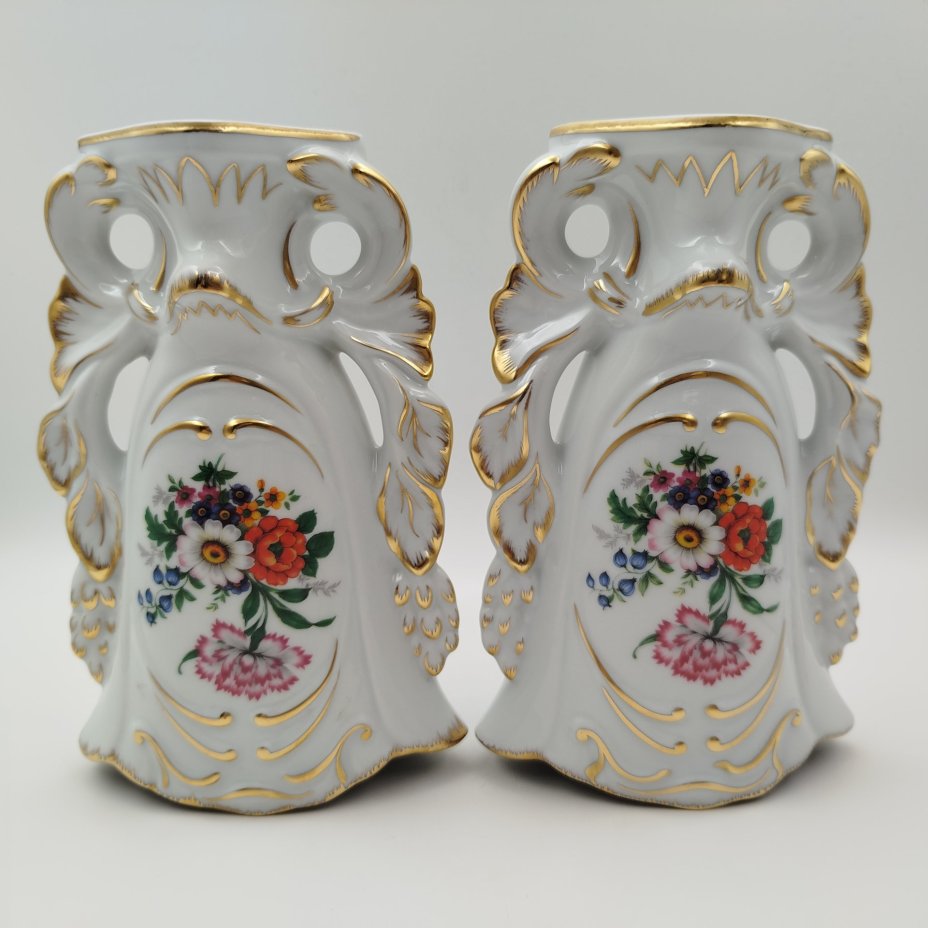 Парные вазы изящной формы с фигурными бортами и цветочным декором Singer Limoges, фарфор, деколь, золочение, Франция, 1950-1974 гг.