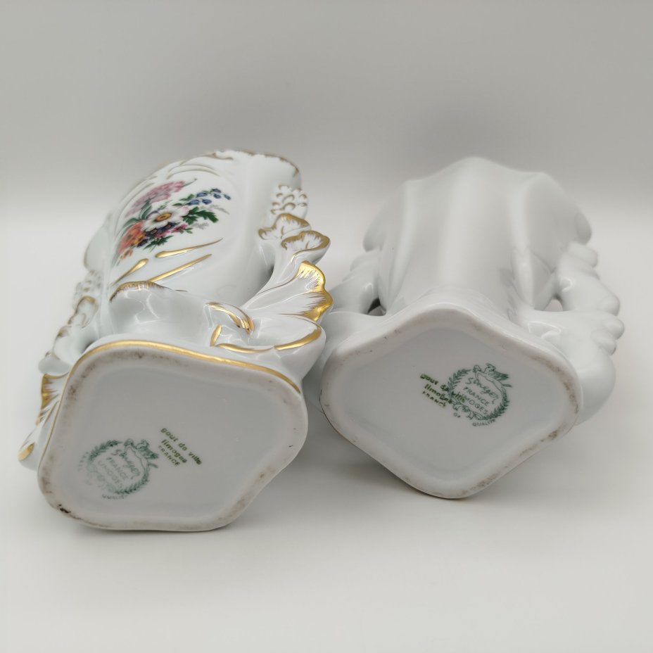Парные вазы изящной формы с фигурными бортами и цветочным декором Singer Limoges, фарфор, деколь, золочение, Франция, 1950-1974 гг.