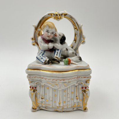Шкатулка "Мальчик, играющий с щенком", фарфор, роспись, золочение, Западная Европа, 1900-1930 гг.