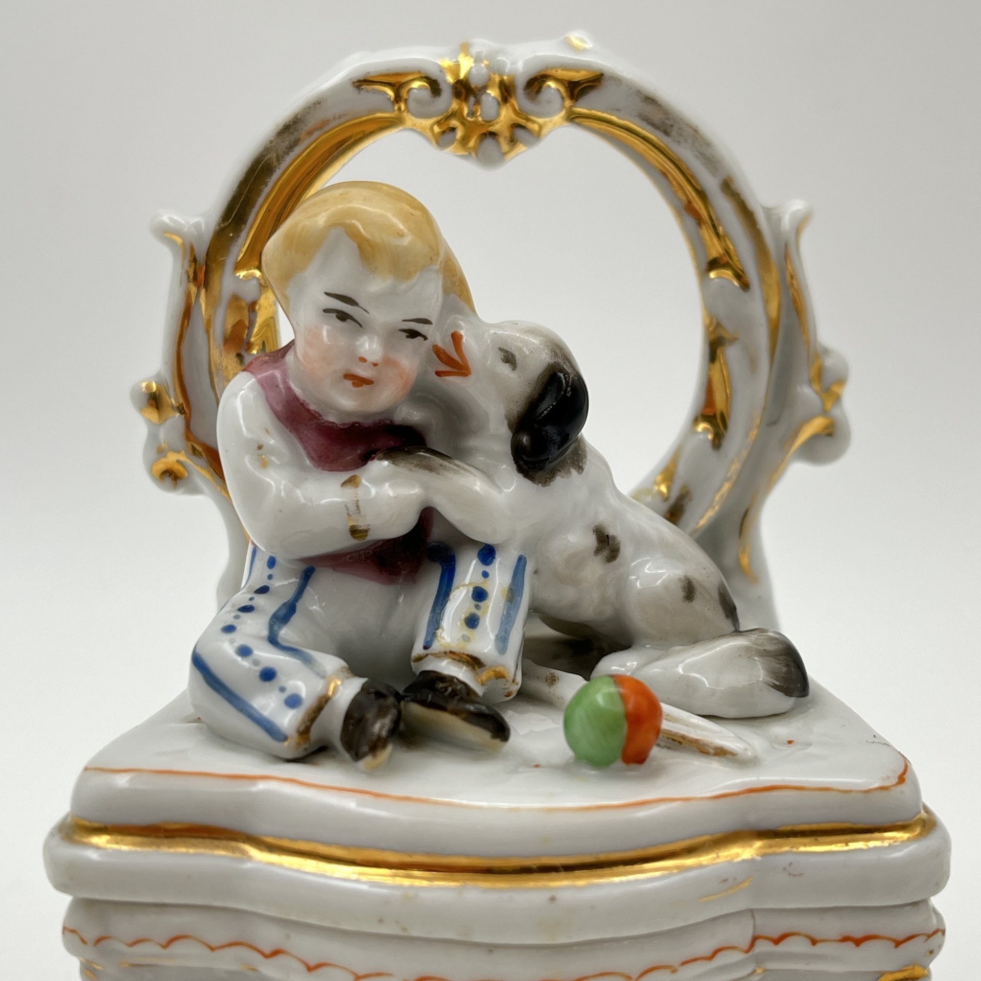 Шкатулка "Мальчик, играющий с щенком", фарфор, роспись, золочение, Западная Европа, 1900-1930 гг.