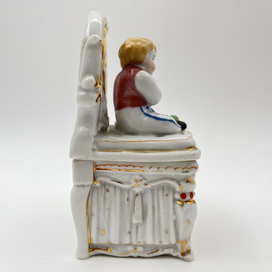 Шкатулка "Мальчик, играющий с щенком"