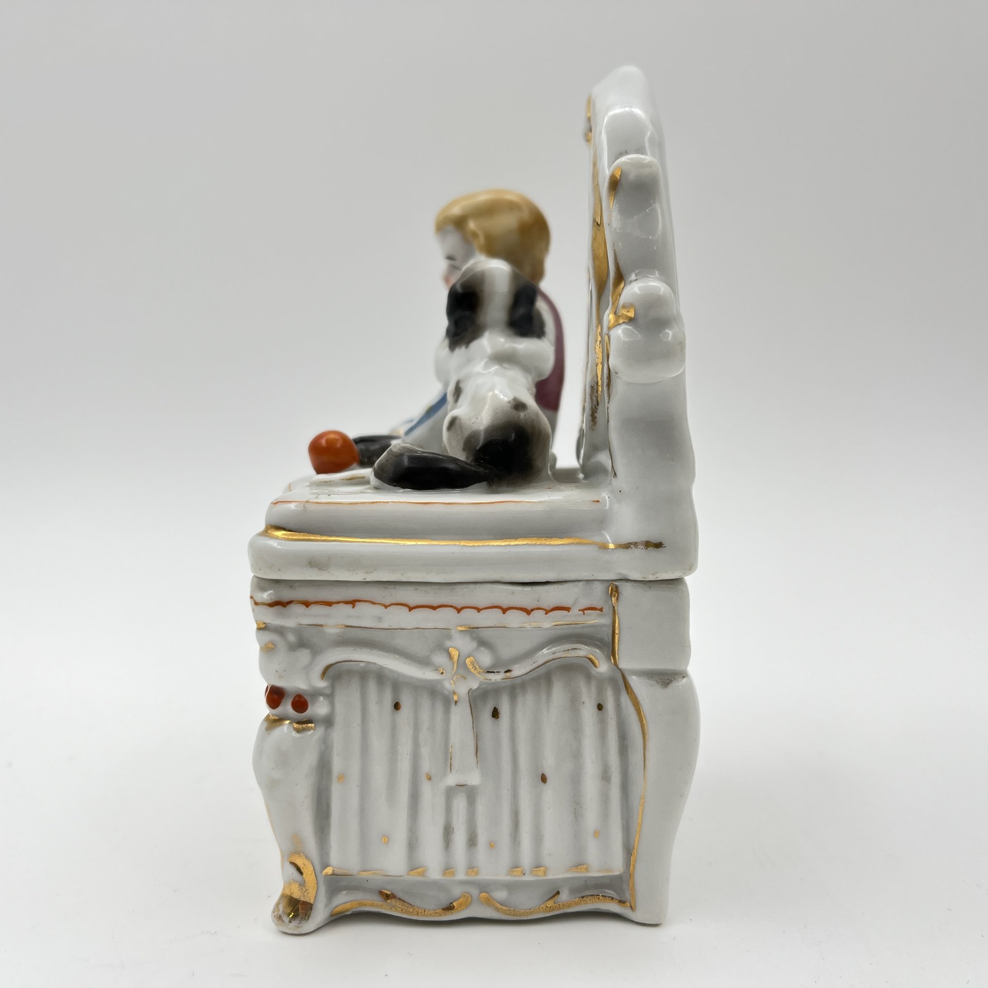 Шкатулка "Мальчик, играющий с щенком", фарфор, роспись, золочение, Западная Европа, 1900-1930 гг.