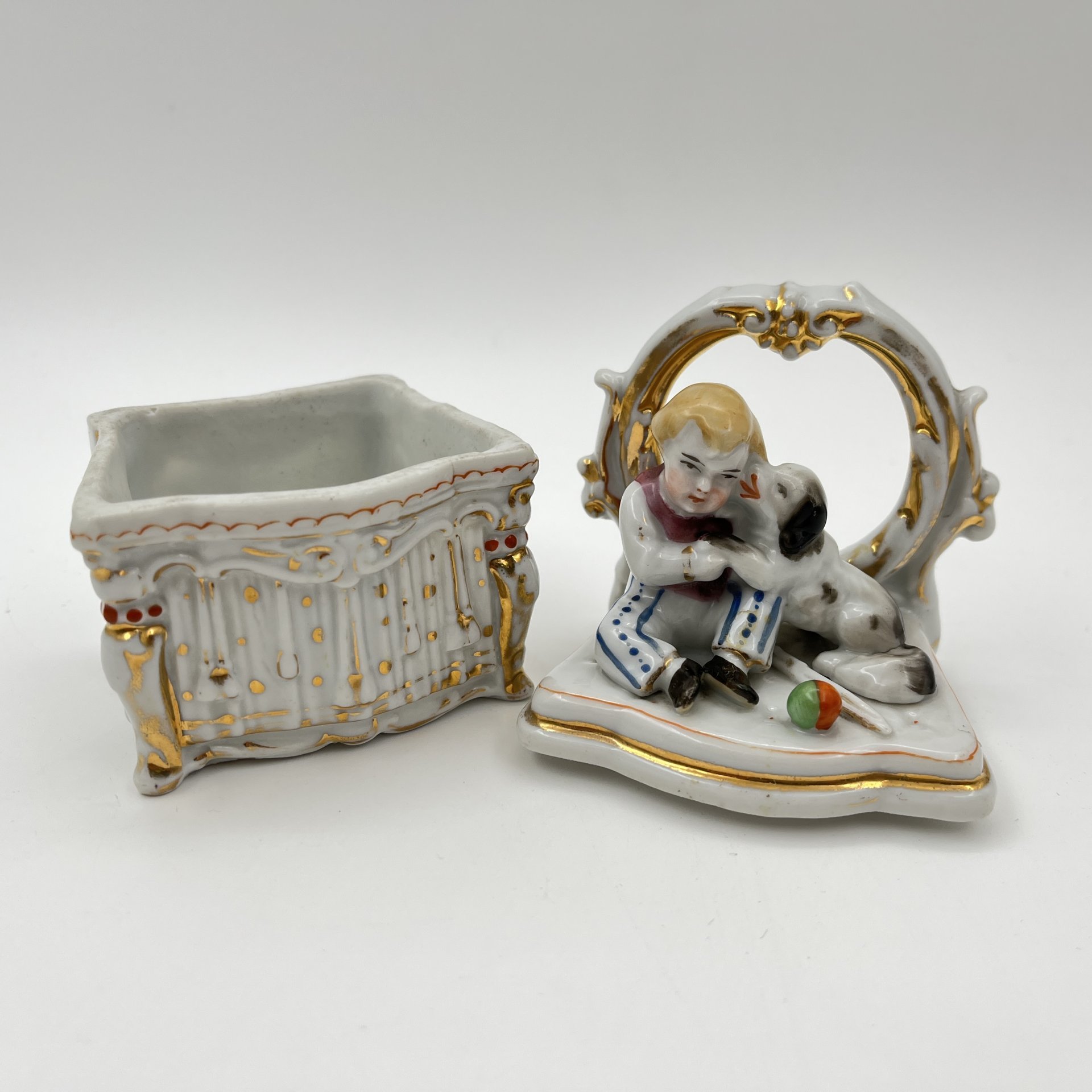 Шкатулка "Мальчик, играющий с щенком", фарфор, роспись, золочение, Западная Европа, 1900-1930 гг.