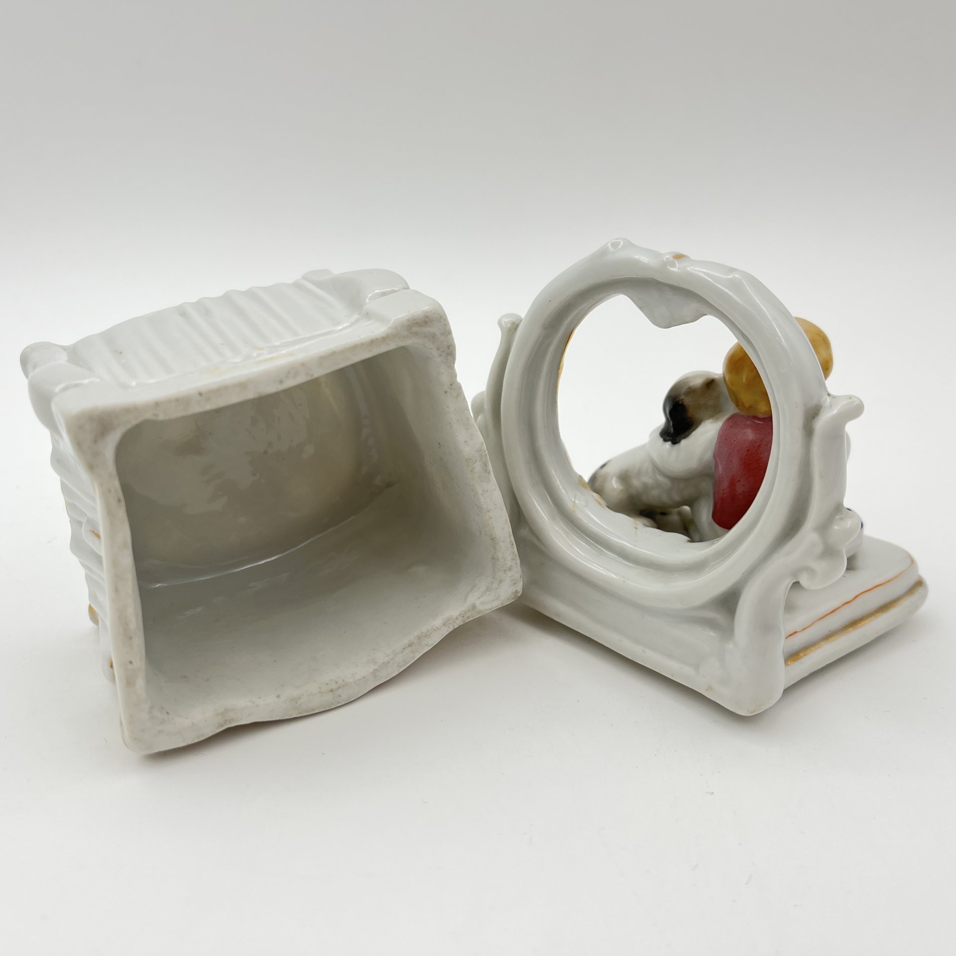 Шкатулка "Мальчик, играющий с щенком", фарфор, роспись, золочение, Западная Европа, 1900-1930 гг.