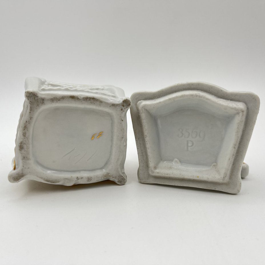 Шкатулка "Мальчик, играющий с щенком"