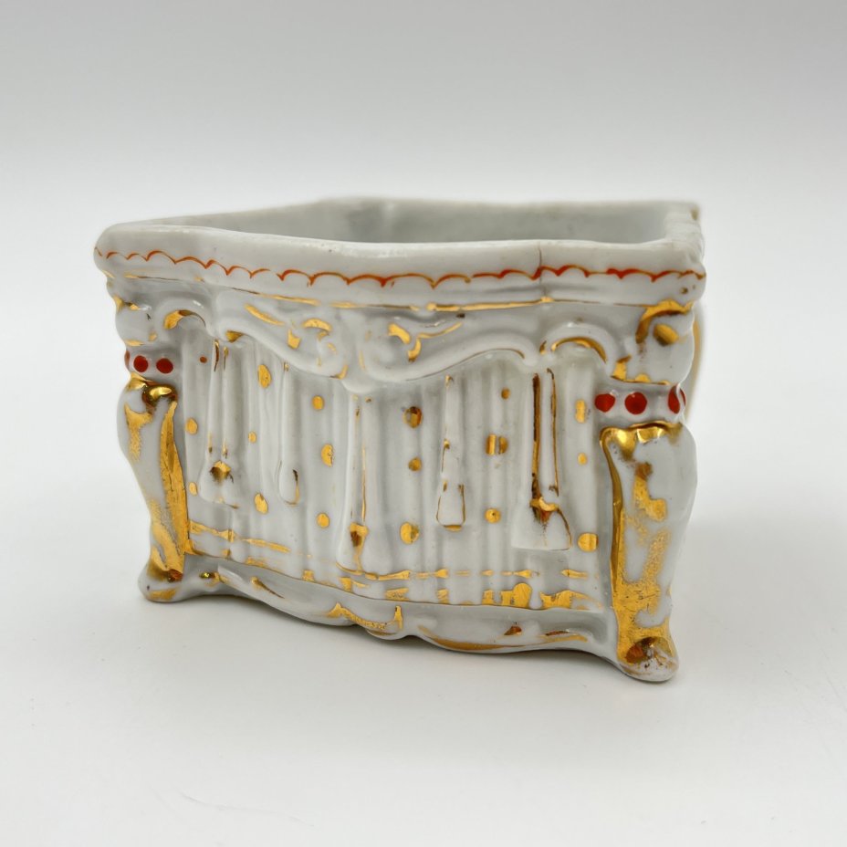 Шкатулка "Мальчик, играющий с щенком"