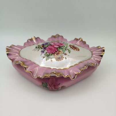 Шкатулка с волнистым краем, украшенная цветочным декором