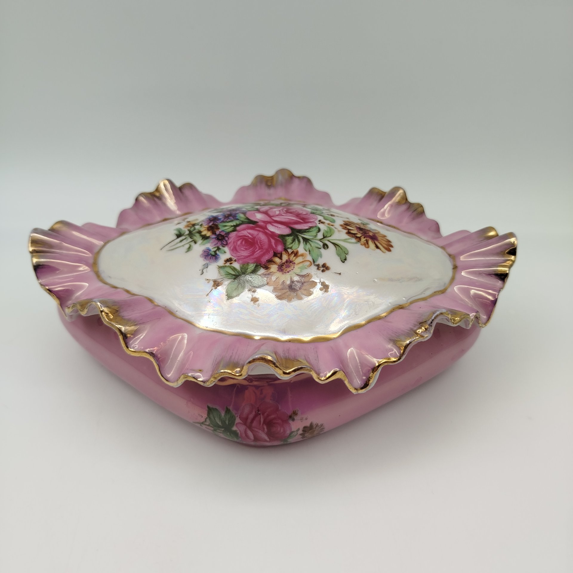 Шкатулка с волнистым краем, украшенная цветочным декором