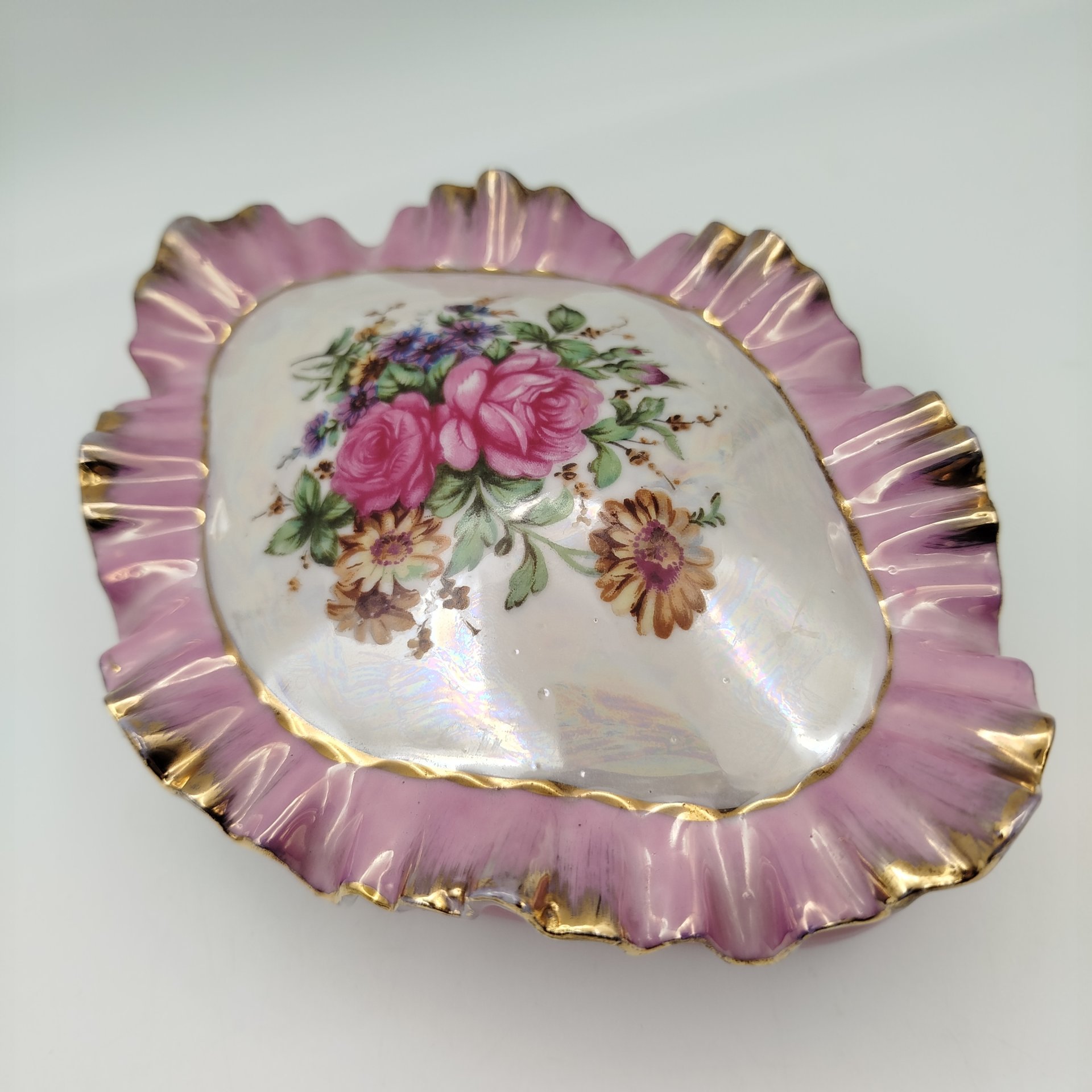 Шкатулка с волнистым краем, украшенная цветочным декором