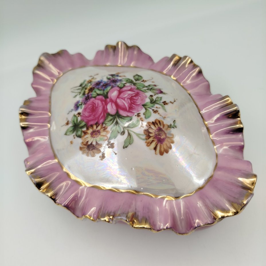 Шкатулка с волнистым краем, украшенная цветочным декором