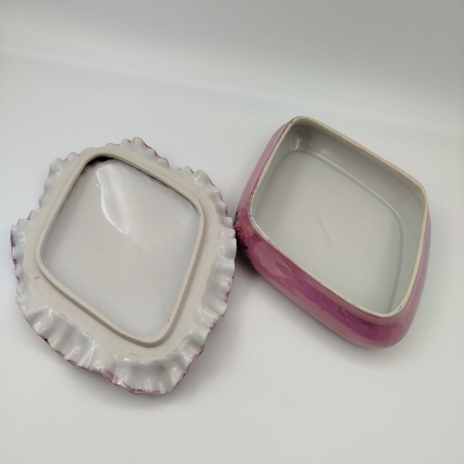 Шкатулка с волнистым краем, украшенная цветочным декором