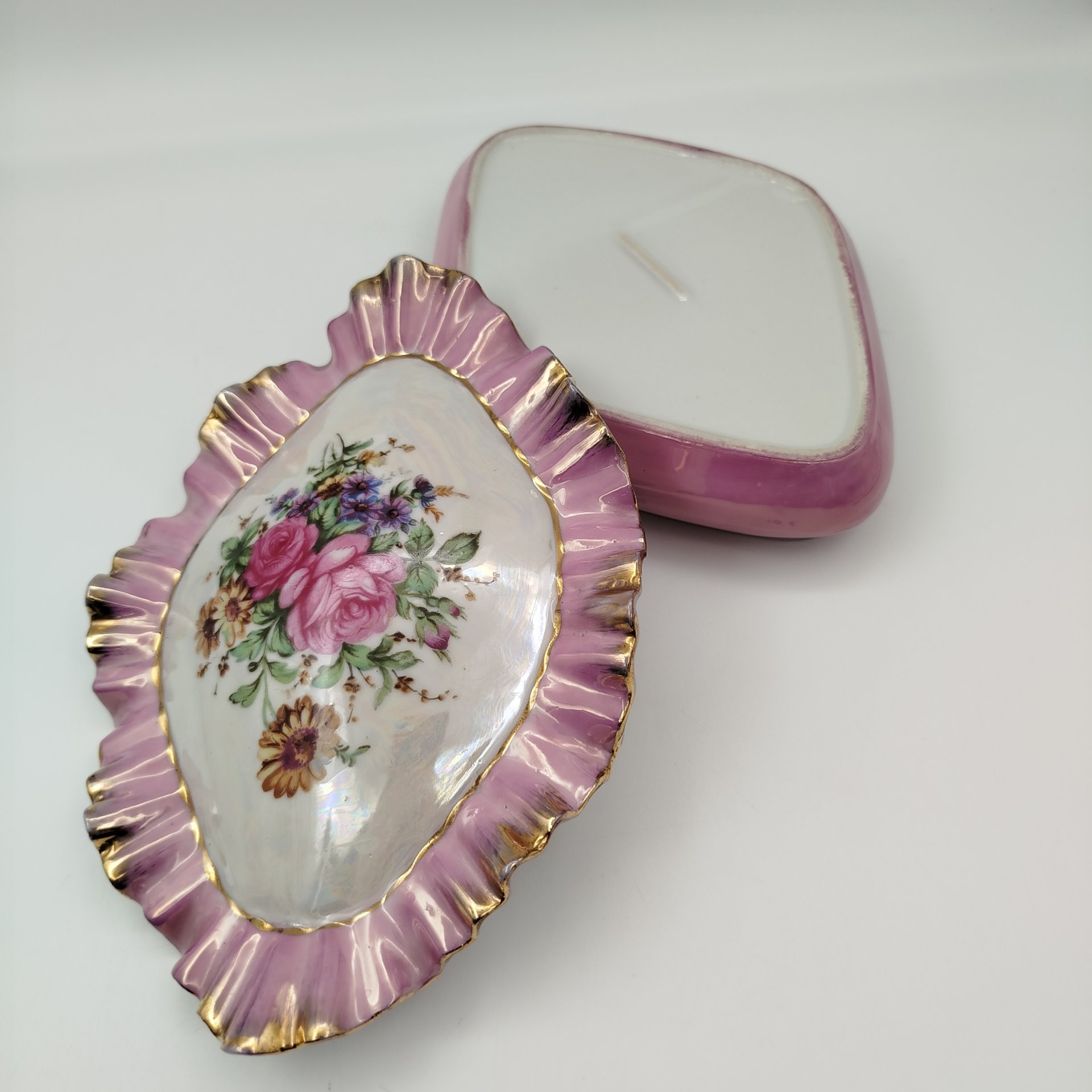 Шкатулка с волнистым краем, украшенная цветочным декором