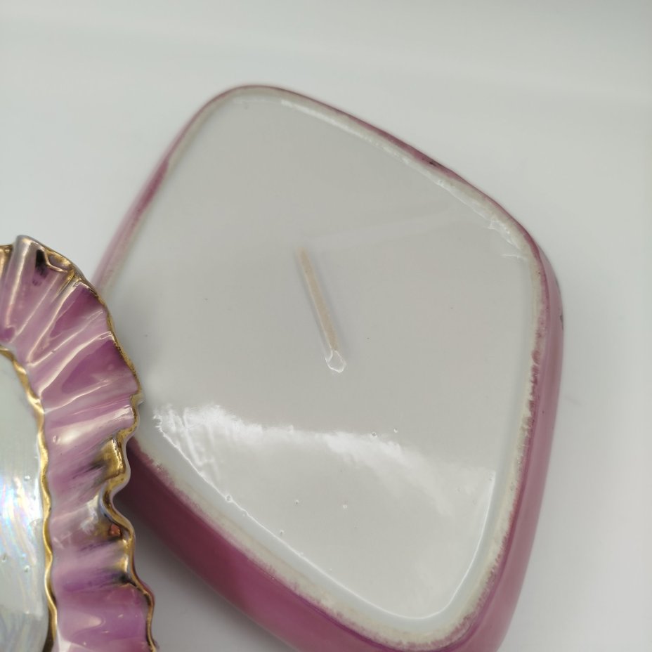 Шкатулка с волнистым краем, украшенная цветочным декором