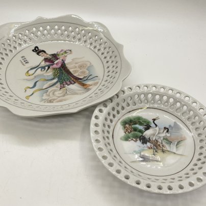 Две тарелки разного размера с прорезным бортом с изображением китайской красавицы и журавлей