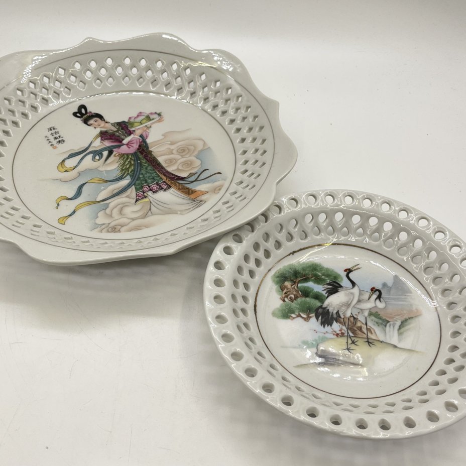 Две тарелки разного размера с прорезным бортом с изображением китайской красавицы и журавлей