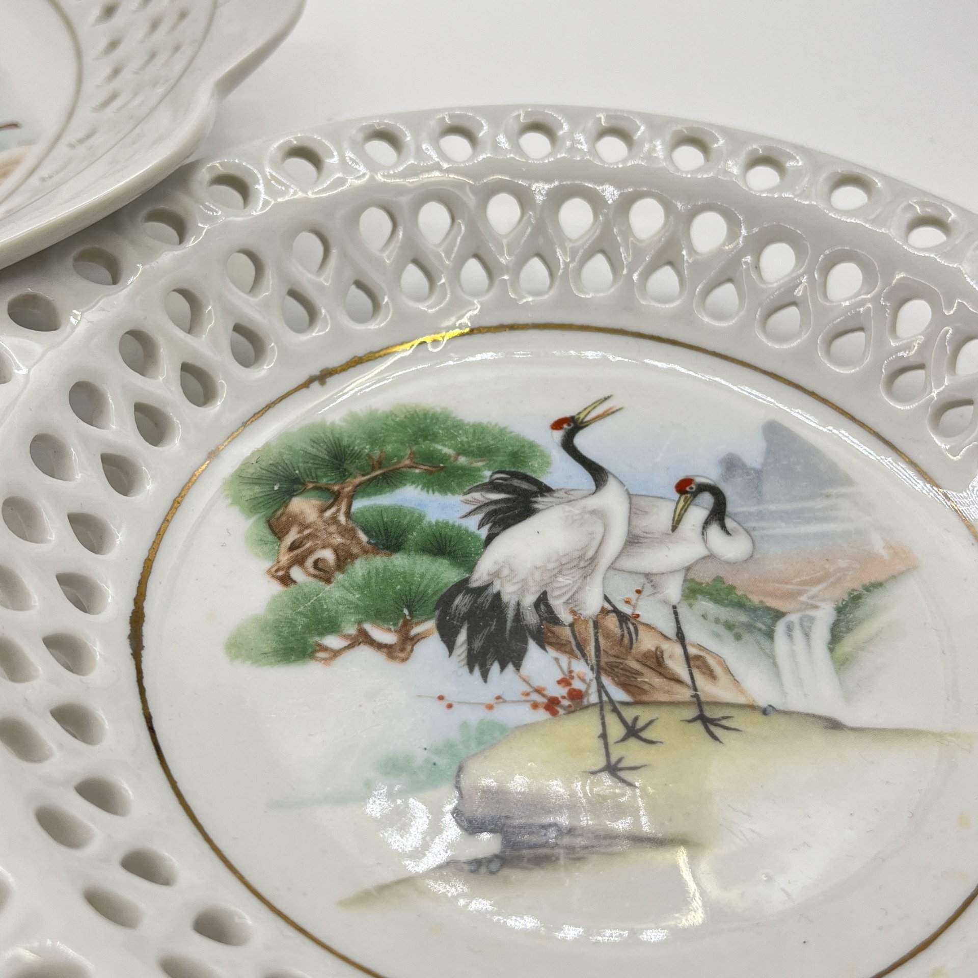 Две тарелки разного размера с прорезным бортом с изображением китайской красавицы и журавлей