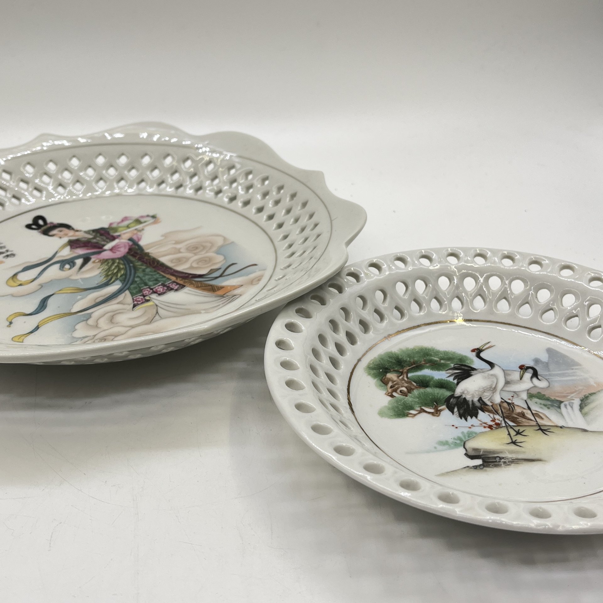 Две тарелки разного размера с прорезным бортом с изображением китайской красавицы и журавлей