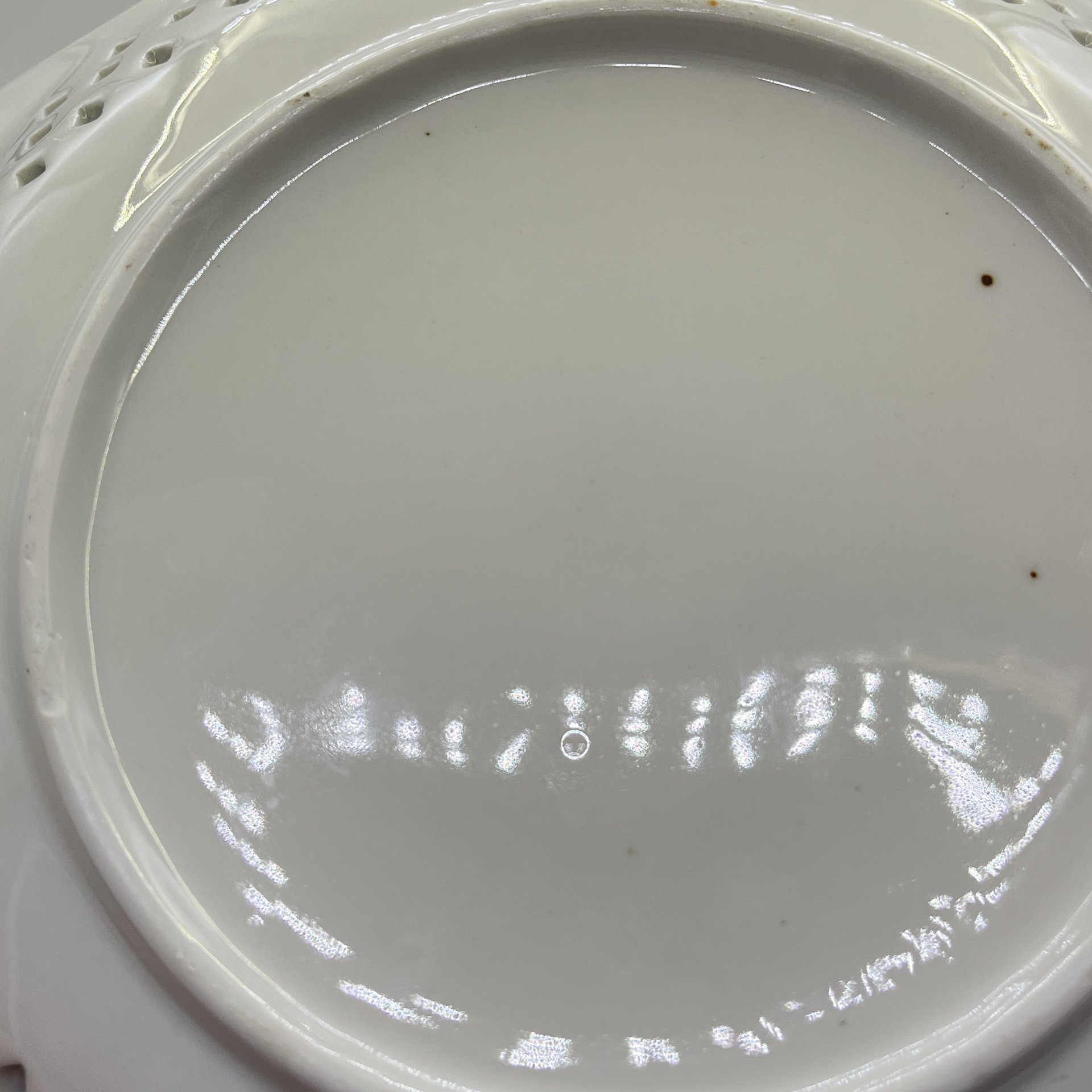 Две тарелки разного размера с прорезным бортом с изображением китайской красавицы и журавлей