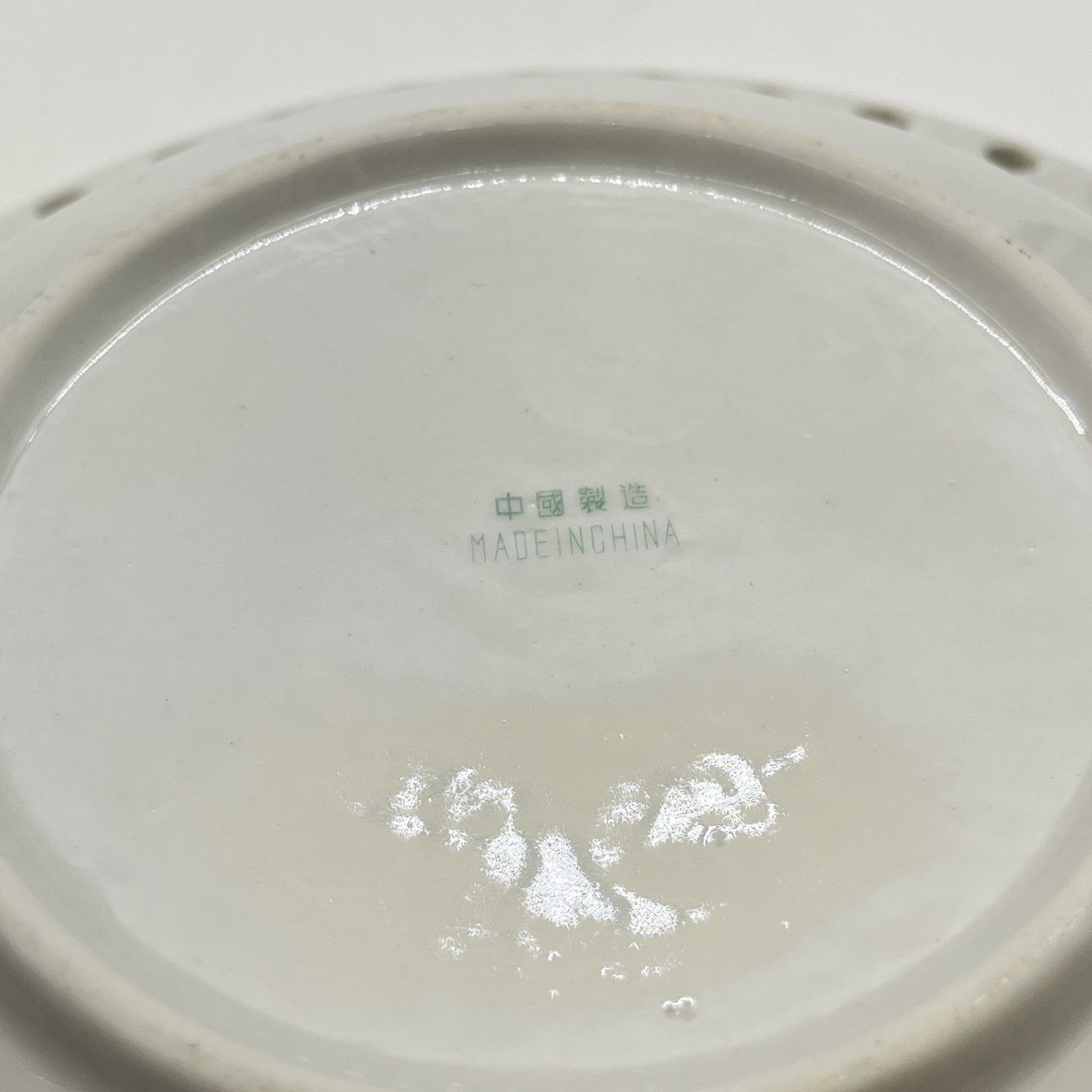 Две тарелки разного размера с прорезным бортом с изображением китайской красавицы и журавлей