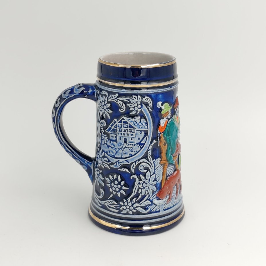 Кружка пивная, украшенная трактирной сценой, керамика, крытье, глазурь, Marzi & Remy, Германия, 1950-1964 гг.