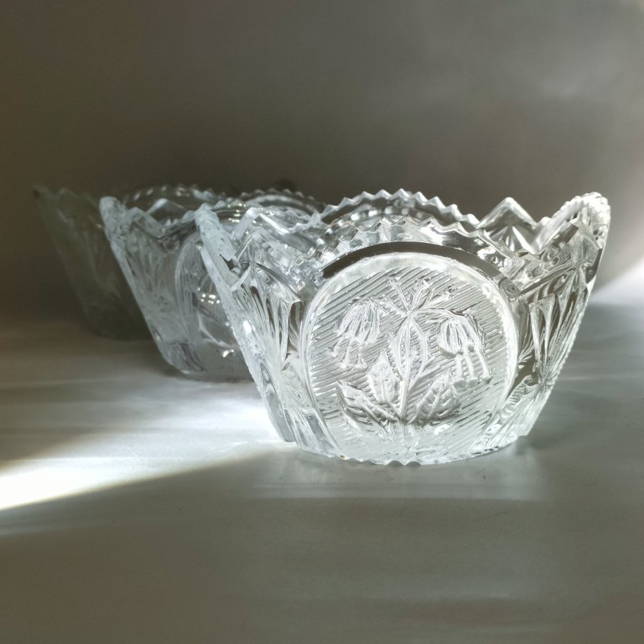 Набор из 3-х миниатюрных конфетниц, декорированная резным изображением цветов фуксии, худ. П. А. Ледяев, хрусталь, алмазная грань, матирование, Завод «Красный Гигант», СССР, 1970-1990 гг.