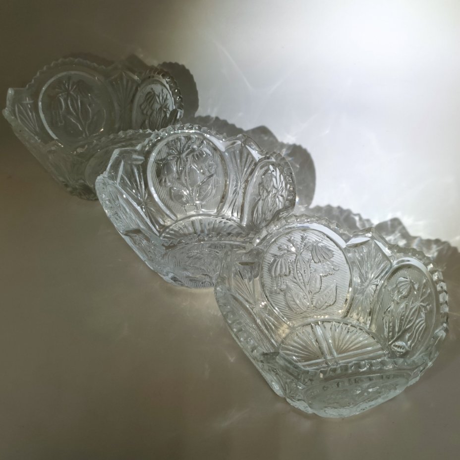 Набор из 3-х миниатюрных конфетниц, декорированная резным изображением цветов фуксии, худ. П. А. Ледяев, хрусталь, алмазная грань, матирование, Завод «Красный Гигант», СССР, 1970-1990 гг.