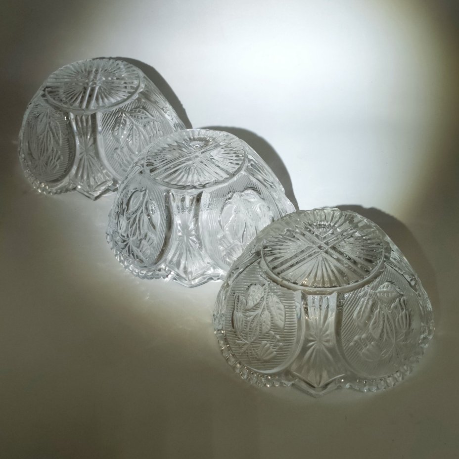 Набор из 3-х миниатюрных конфетниц, декорированная резным изображением цветов фуксии, худ. П. А. Ледяев, хрусталь, алмазная грань, матирование, Завод «Красный Гигант», СССР, 1970-1990 гг.