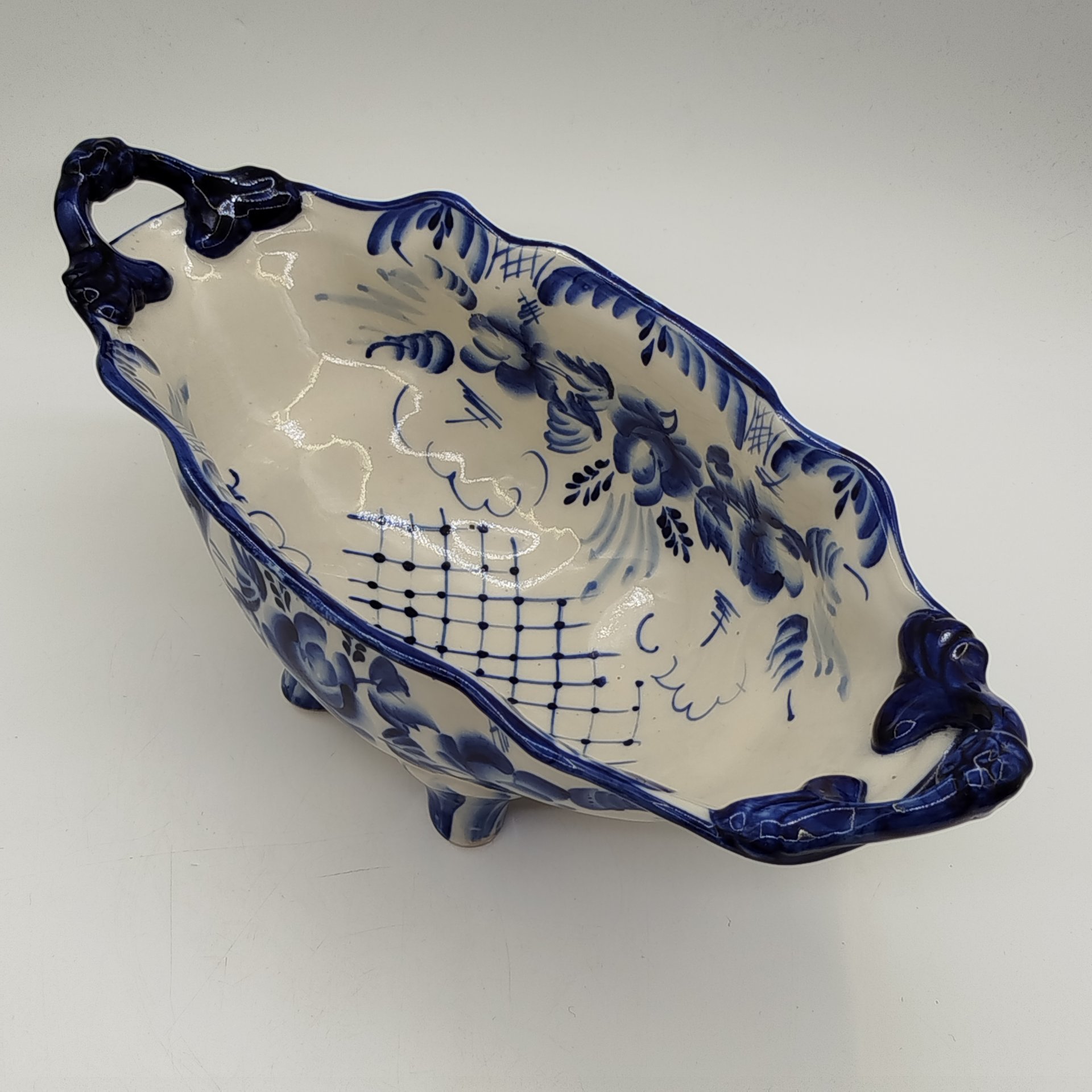 Ваза (фруктовница) с двумя ручками, украшенная цветочным декором, Гжель