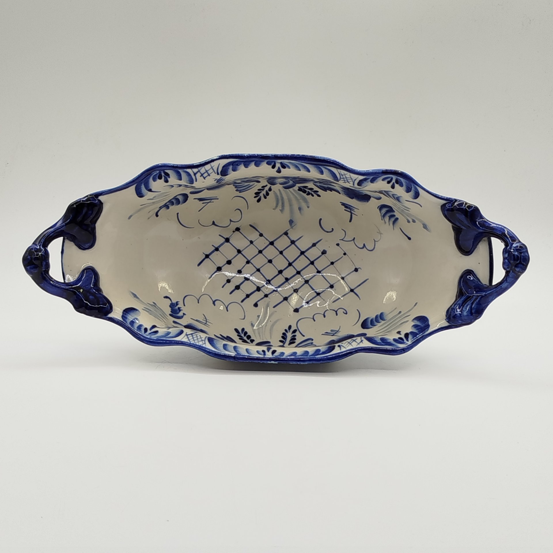 Ваза (фруктовница) с двумя ручками, украшенная цветочным декором, Гжель