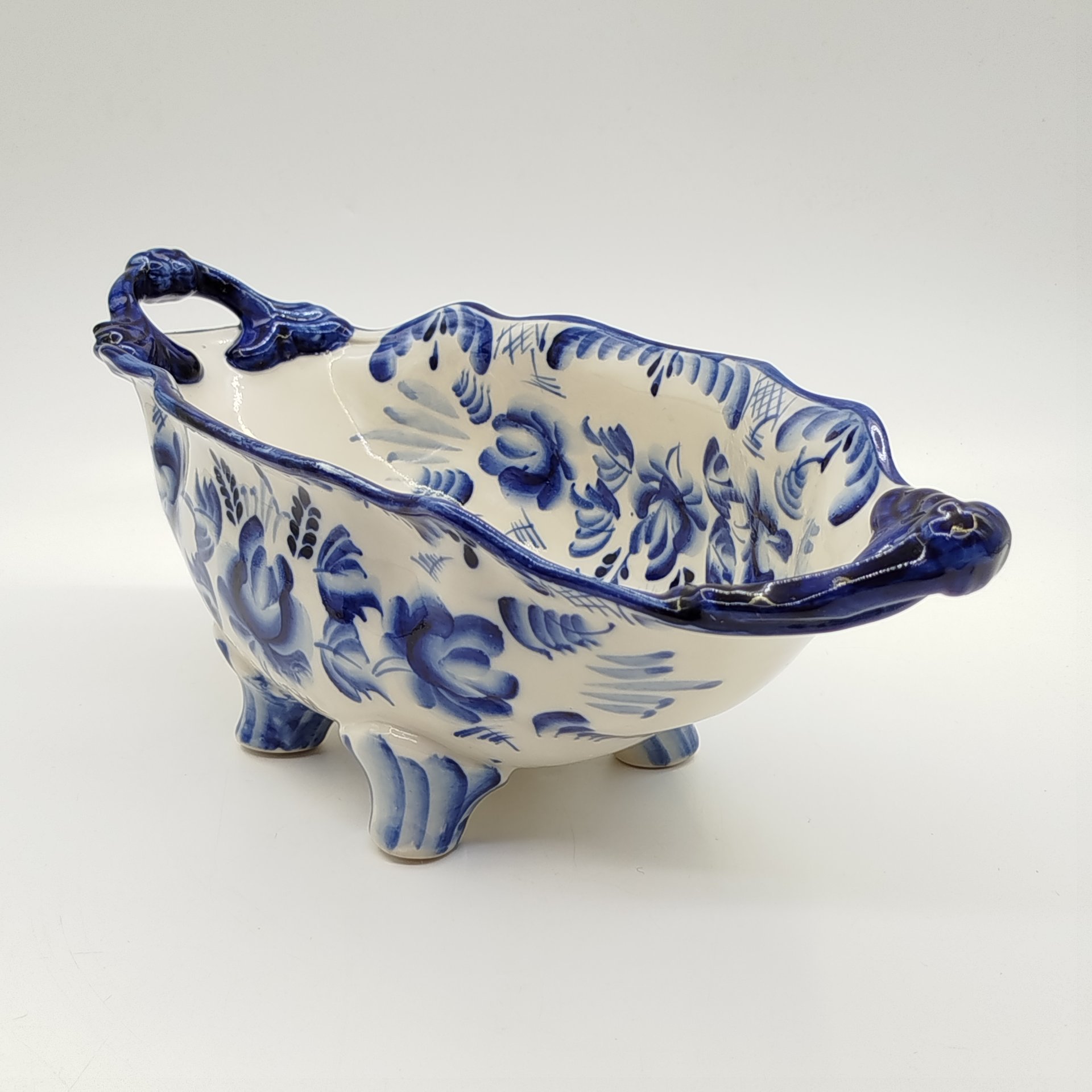 Ваза (фруктовница) с двумя ручками, украшенная цветочным декором, Гжель