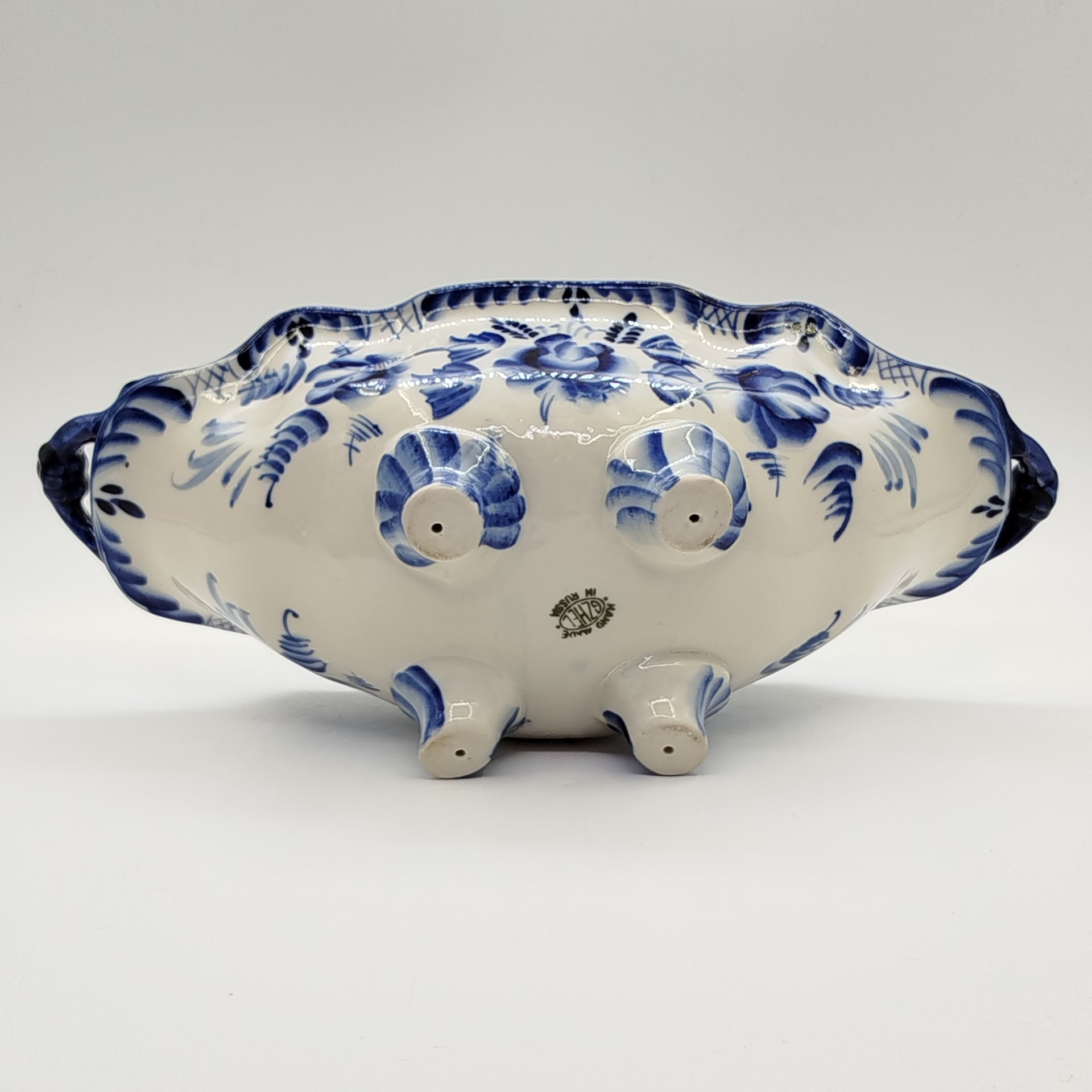 Ваза (фруктовница) с двумя ручками, украшенная цветочным декором, Гжель