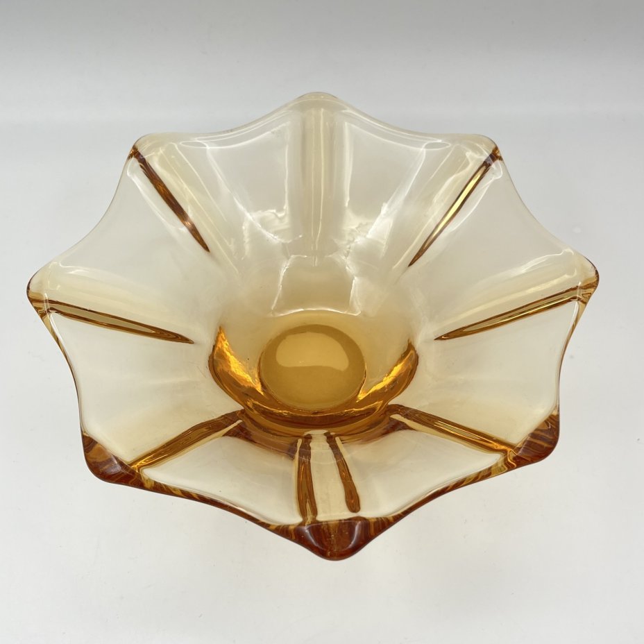 Конфетница (вазочка) медового цвета, стекло, Ленинградский завод художественного стекла (ЛЗХС), СССР, 1960-1990 гг.