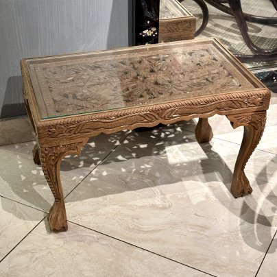 Столик журнальный с зооморфно-растительным декором