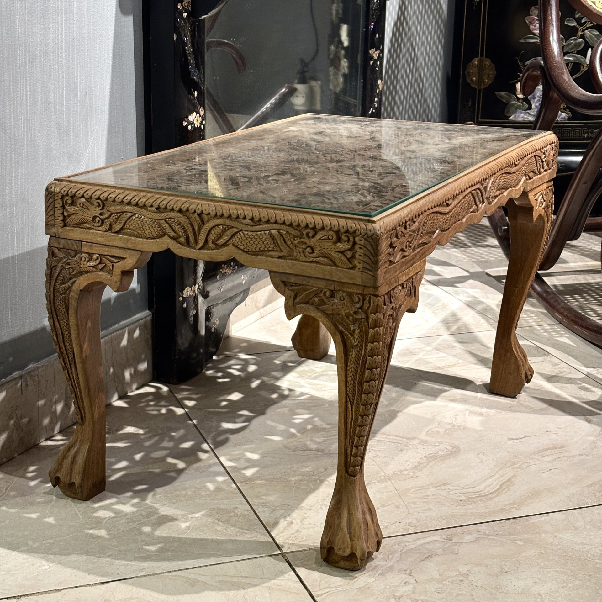 Столик журнальный с зооморфно-растительным декором