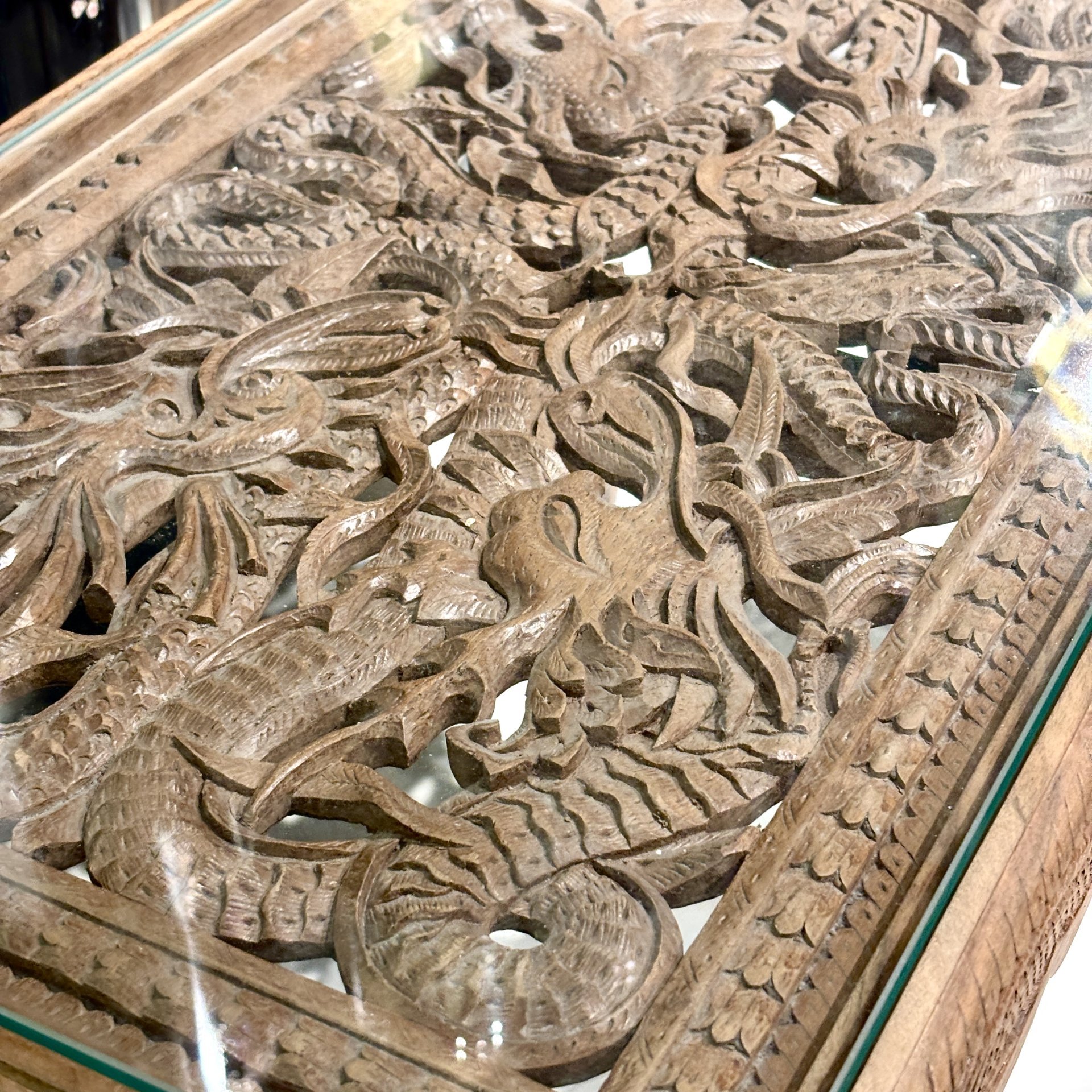 Столик журнальный с зооморфно-растительным декором