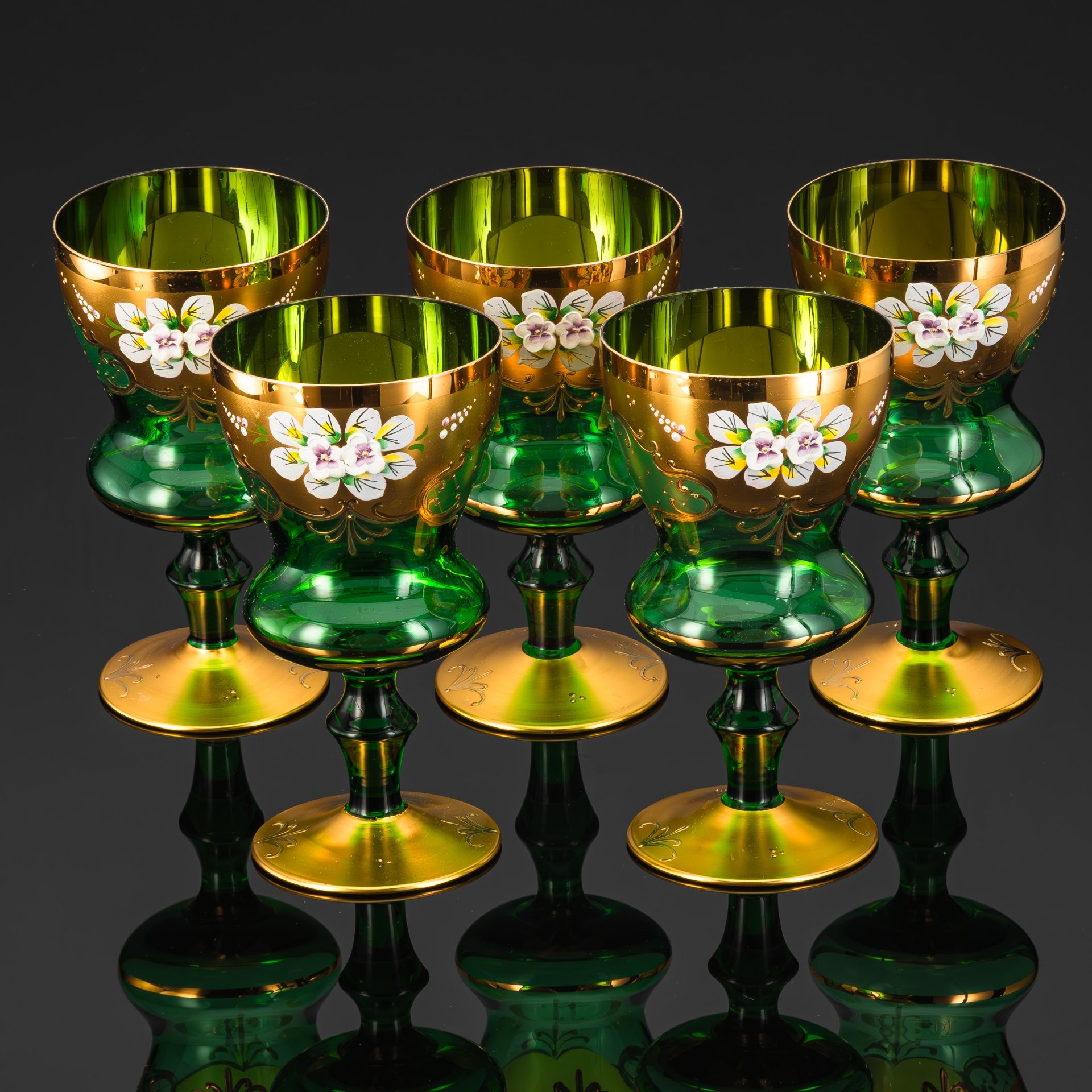Набор винных бокалов в форме кубков зеленого цвета с декором в виде белых цветов на золотистом фоне (5 шт.)