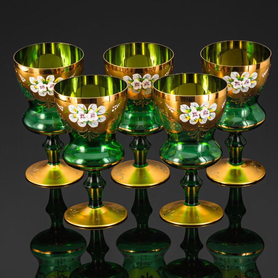 Набор винных бокалов в форме кубков зеленого цвета с декором в виде белых цветов на золотистом фоне (5 шт.)