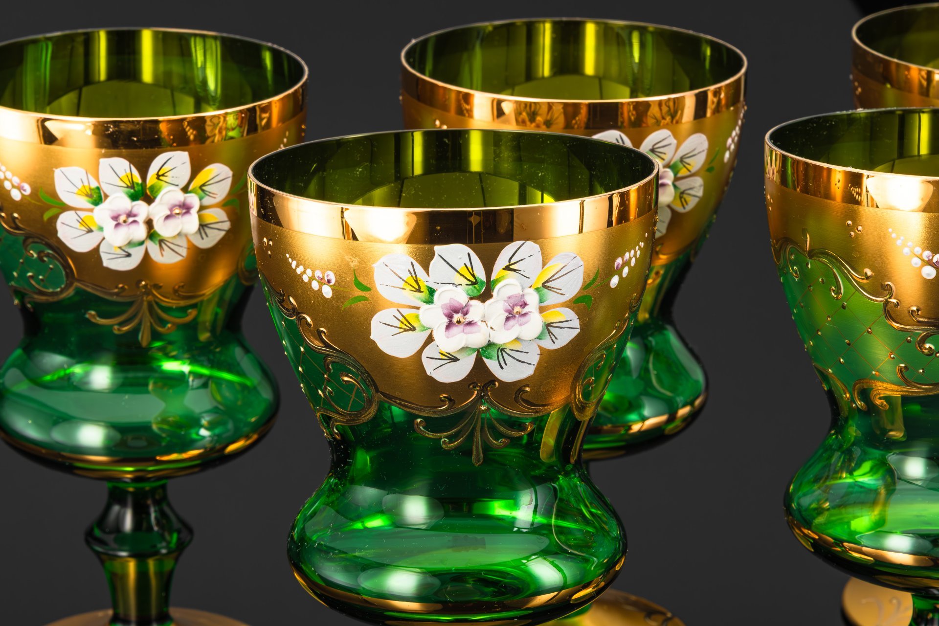 Набор винных бокалов в форме кубков зеленого цвета с декором в виде белых цветов на золотистом фоне (5 шт.)
