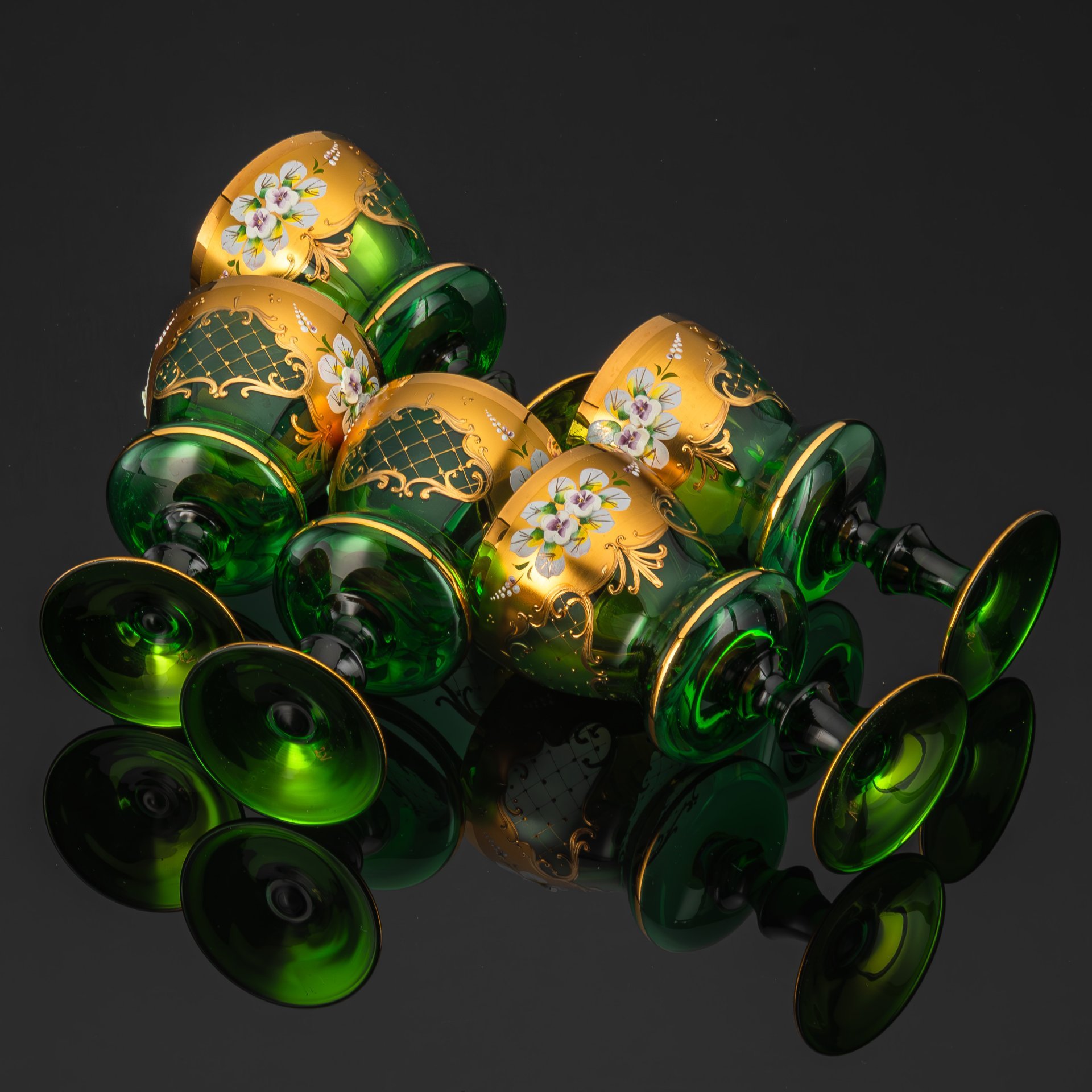 Набор винных бокалов в форме кубков зеленого цвета с декором в виде белых цветов на золотистом фоне (5 шт.)