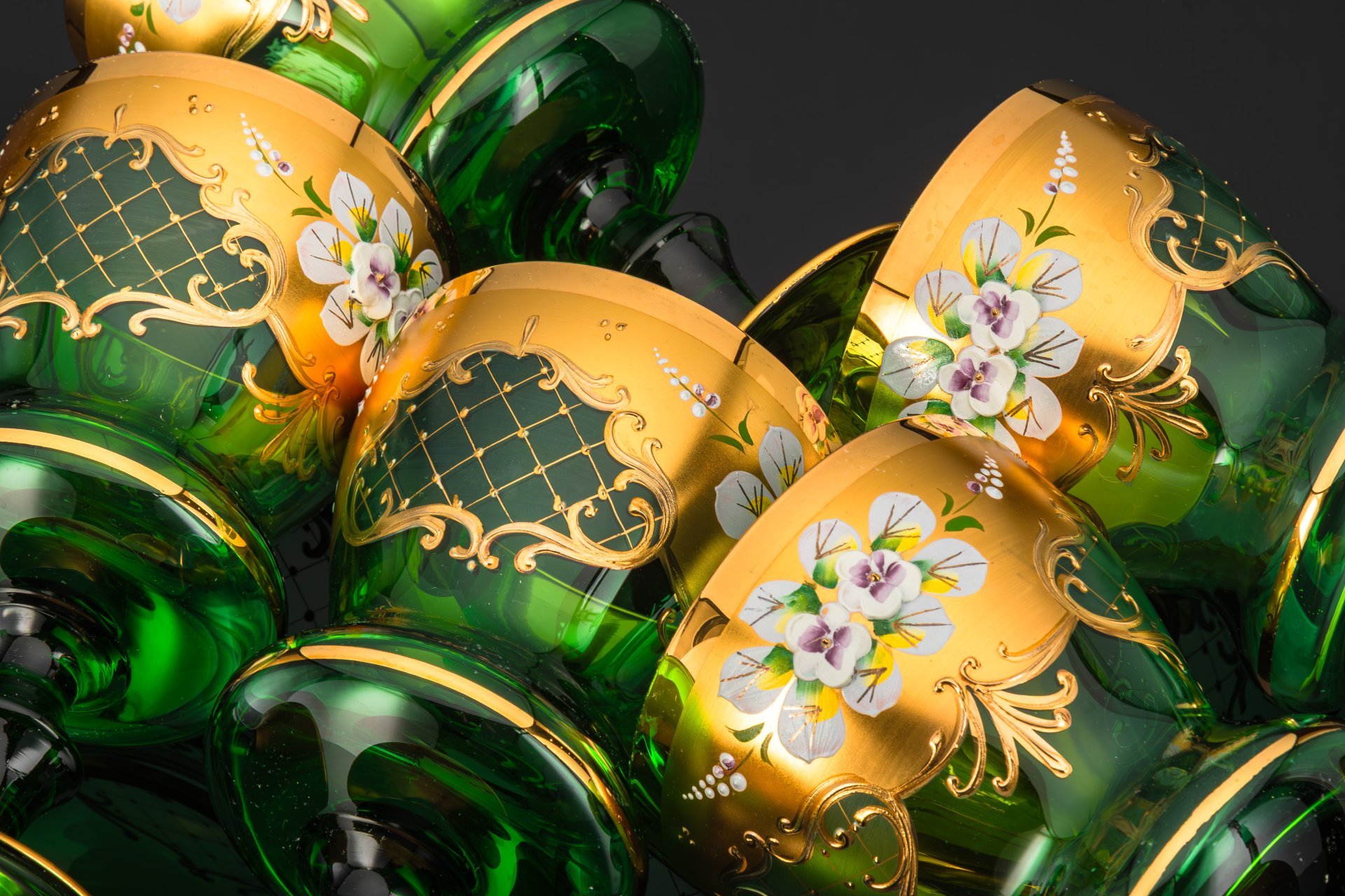 Набор винных бокалов в форме кубков зеленого цвета с декором в виде белых цветов на золотистом фоне (5 шт.)