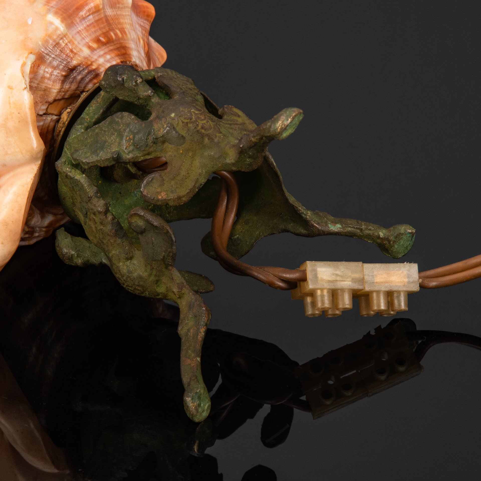 Ночник винтажный из раковины с рельефным изображением "Три грации" ("Балерины"), морская раковина, камея, сплав металлов, полимерный материал, Европа, 1930-1950 гг.