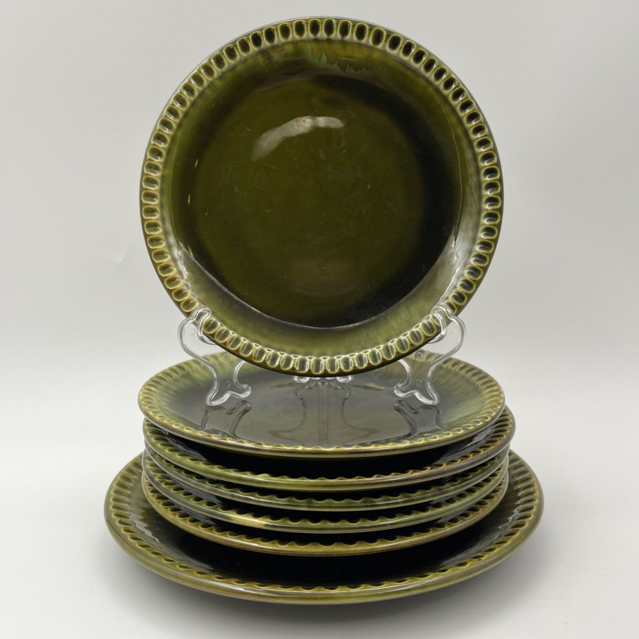 Набор из 6-ти десертных тарелок и блюда зеленого оттенка, фаянс, поливы, Конаковский фаянсовый завод им. М.И. Калинина (ЗиК Конаково), СССР, 1962-1974 гг.
