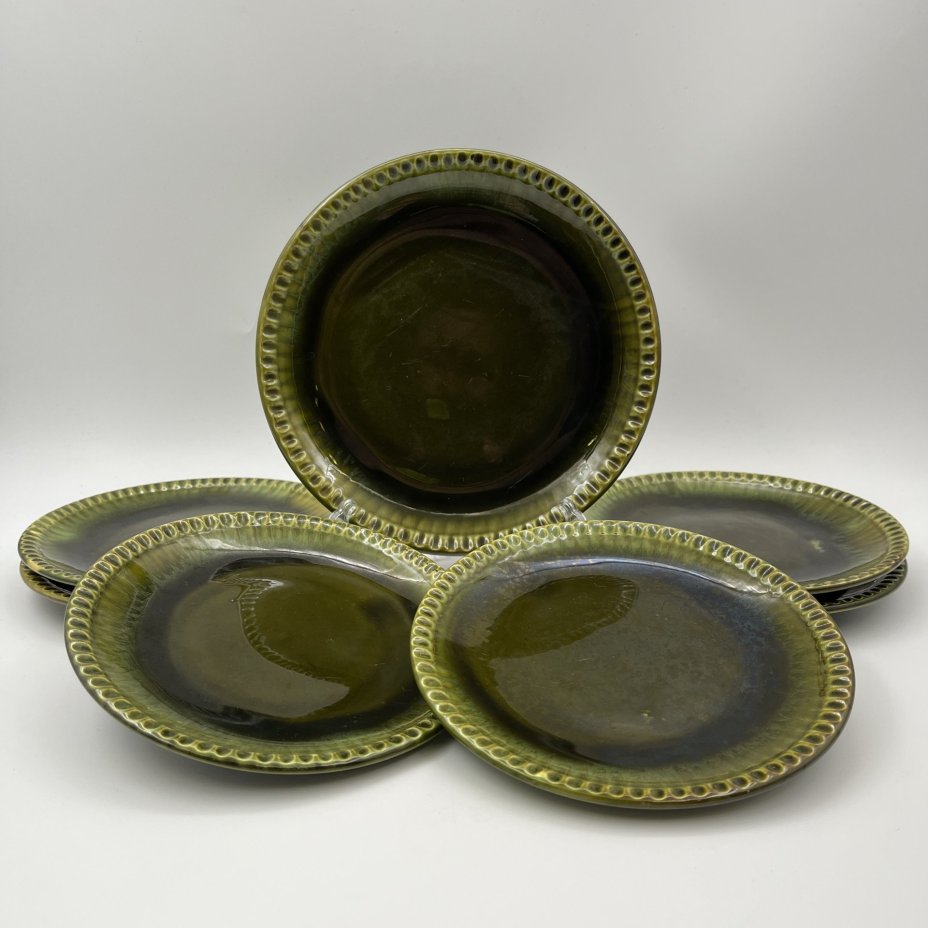 Набор из 6-ти десертных тарелок и блюда зеленого оттенка, фаянс, поливы, Конаковский фаянсовый завод им. М.И. Калинина (ЗиК Конаково), СССР, 1962-1974 гг.