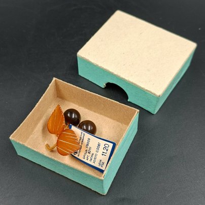 Брошь винтажная "Вишенки" в оригинальной коробке, янтарь, латунь, золочение, картон, Калининградский янтарный комбинат, СССР, 1987-1992 гг.