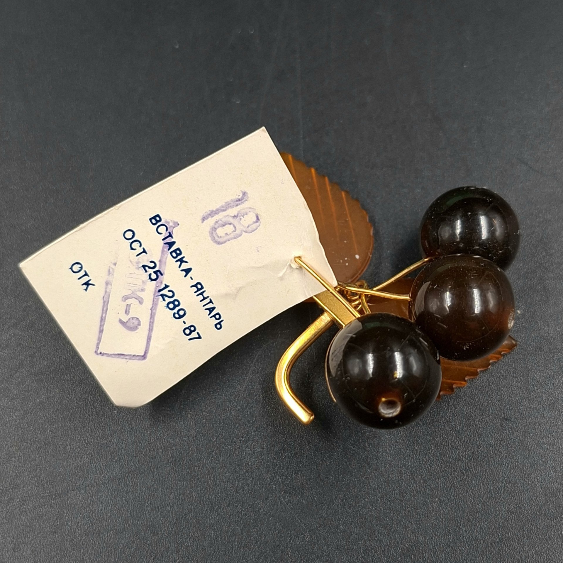 Брошь винтажная "Вишенки" в оригинальной коробке, янтарь, латунь, золочение, картон, Калининградский янтарный комбинат, СССР, 1987-1992 гг.