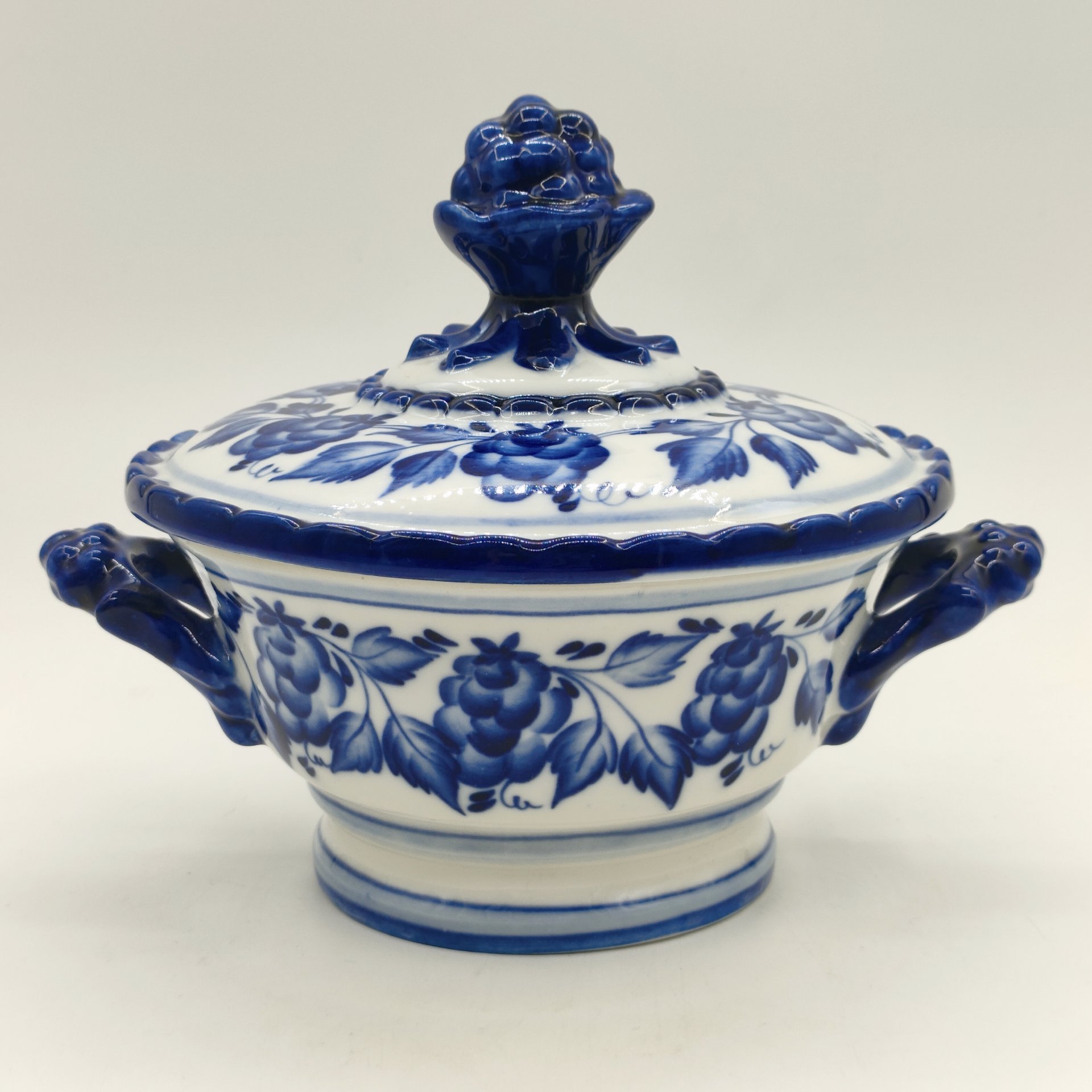 Сахарница (супница), украшенная ягодным декором, фарфор, роспись, Объединение «Гжель», СССР, 1986-1991 гг.