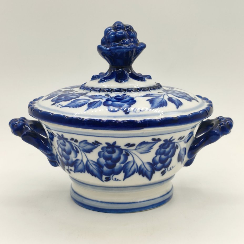 Сахарница (супница), украшенная ягодным декором, фарфор, роспись, Объединение «Гжель», СССР, 1986-1991 гг.